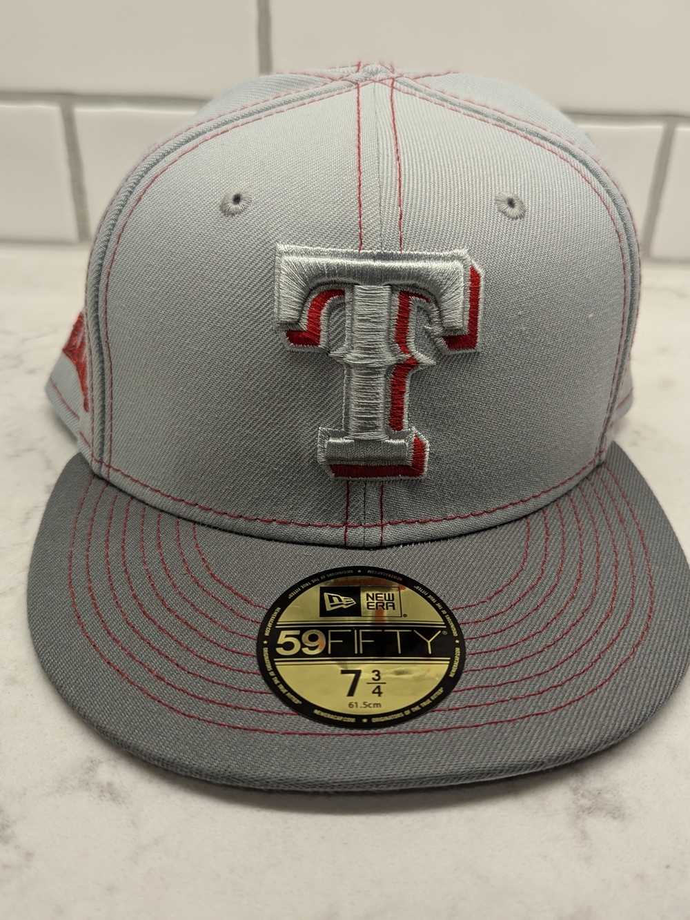 New Era 59FIFTY Fitted Cap with 'T' Logo - Light Gray & Red Texas Rangers